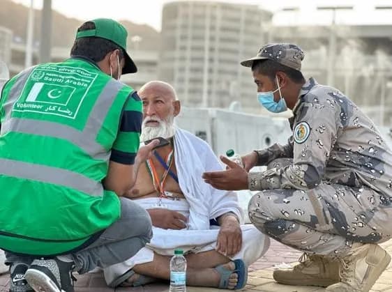 PHVG volunteers helping pilgrims